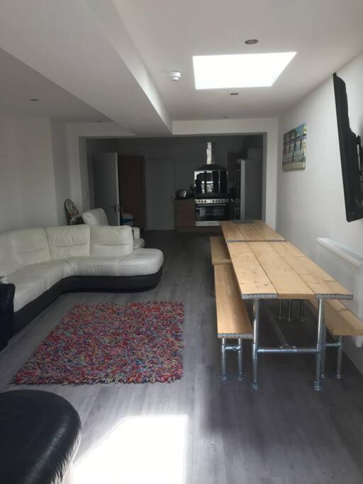 Myrtle 10 Bedrooms Sleeps 28, 2 Min To Weymouth