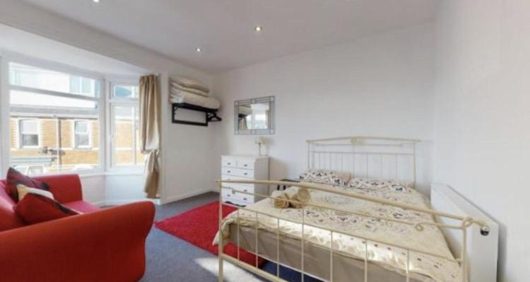 Myrtle 10 Bedrooms Sleeps 28, 2 Min To Holiday home Weymouth